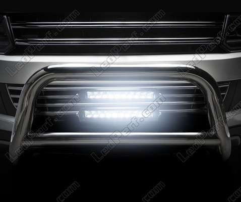 Visión detallada de la barra de led Osram LEDriving® LIGHTBAR FX250-SP iluminada