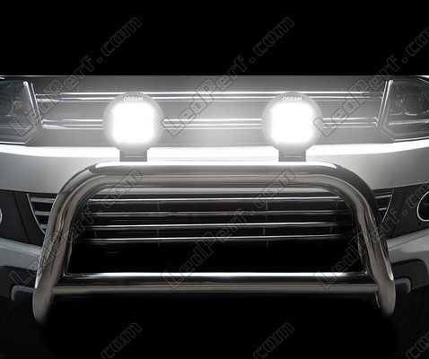 Primer plano de la luz adicional de led Osram LEDriving® ROUND MX180-CB con iluminación 6000K