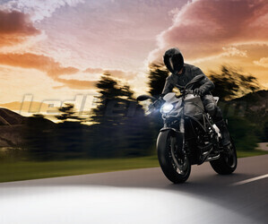 Moto en carretera equipada con las bombillas de moto H4 LED Osram Easy 12V