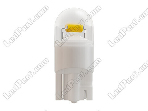 Primer plano de una bombilla de LED W5W Osram Night Breaker Homologada