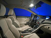 Interior de un coche equipado con bombillas LED Philips W5W PRO6000 6000K homologadas