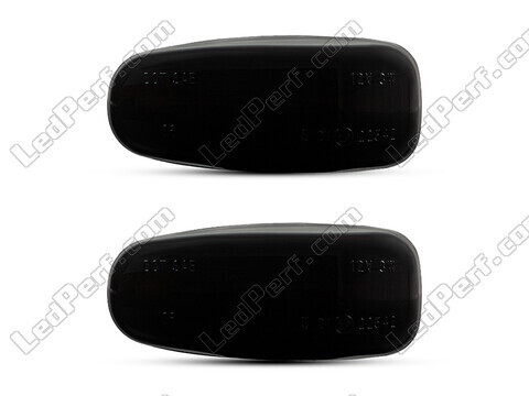Vista frontal de los intermitentes laterales dinámicos de LED para Mercedes CLK (W208) - Color negro ahumado