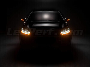 Volkswagen Golf 6 vista frontal equipada con intermitentes dinámicos Osram LEDriving® para retrovisores